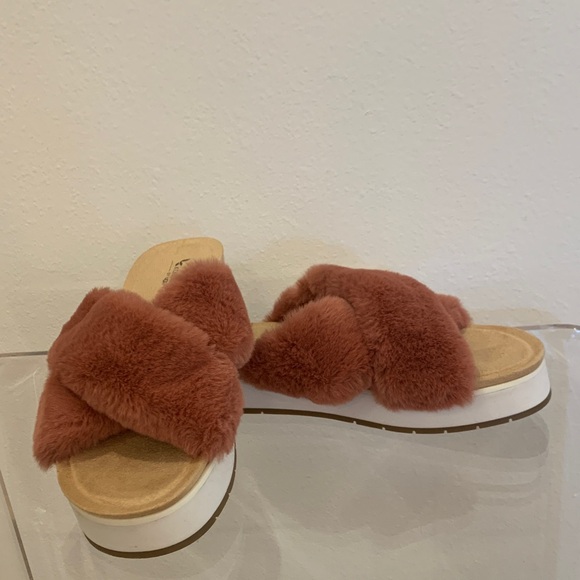 Koolaburra by UGG Pink Fluffy Slippers - Picture 9 of 9